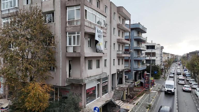 Avcılarda tahliye edilen binanın balkonu çöktü
