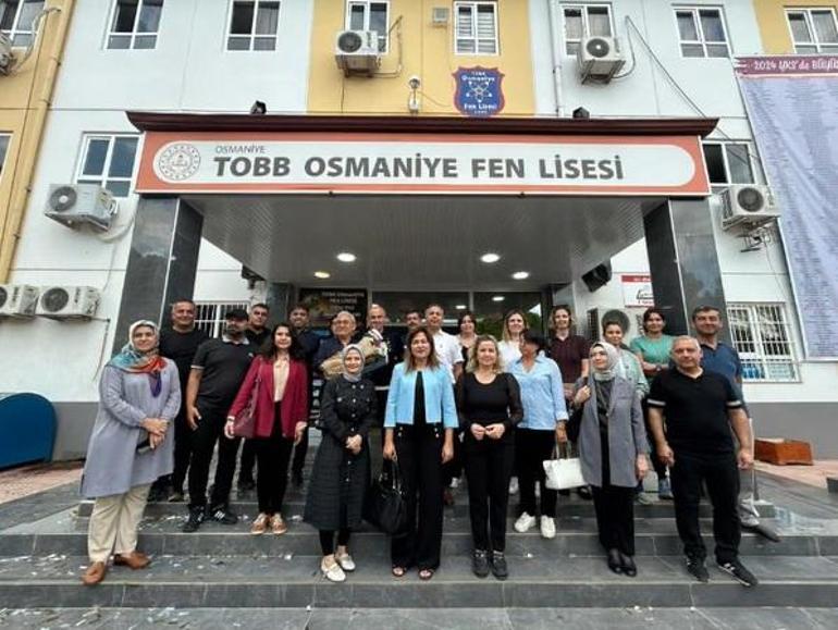 Emekliye ayrılan 35 yıllık öğretmene duygusal veda