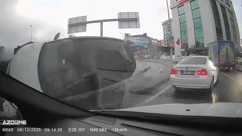 Ataşehir’de motosiklete çarpan otomobil takla attı; ölümden döndü