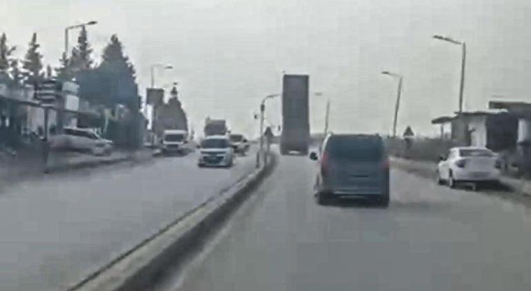Kamyonun açık kalan damperi, trafik lambasına çarptı