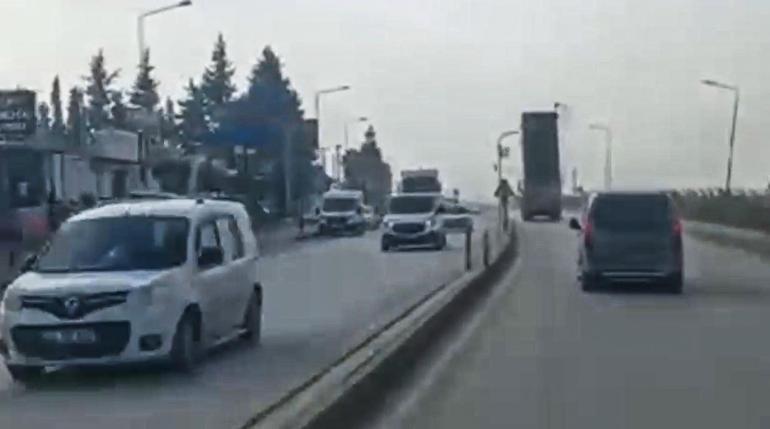Kamyonun açık kalan damperi, trafik lambasına çarptı