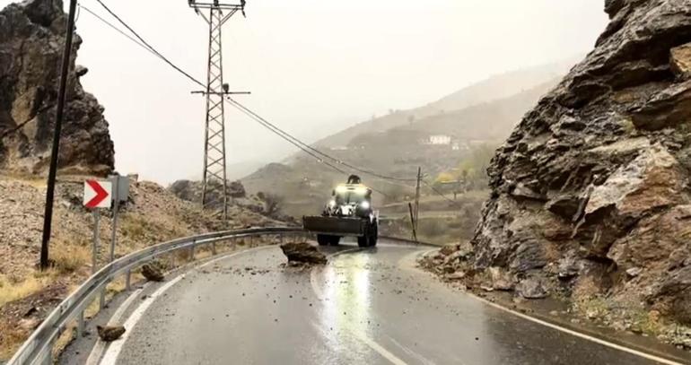 Batmanda heyelan nedeniyle kapanan yollar açıldı