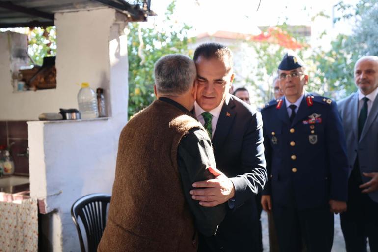 Şehit Astsubay Başçavuş Emrah Kuranın şehadet belgesi ailesine teslim edildi