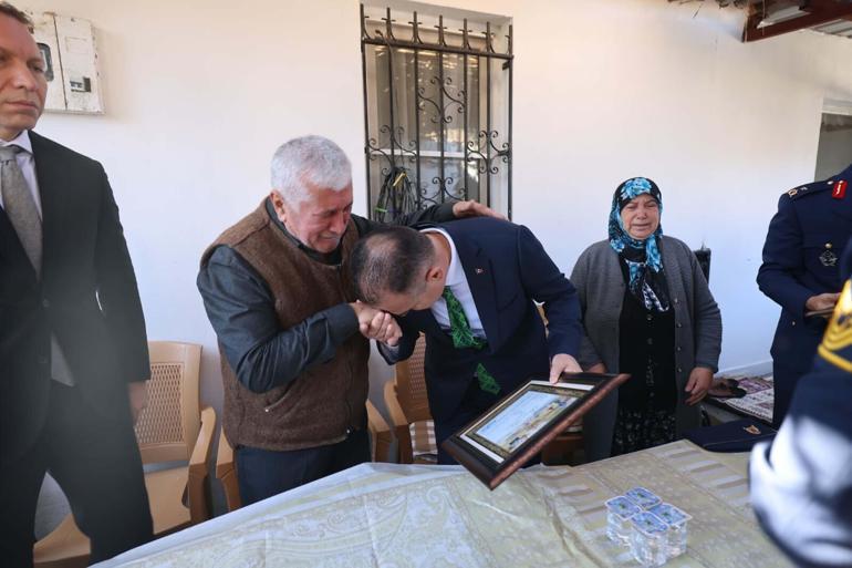 Şehit Astsubay Başçavuş Emrah Kuranın şehadet belgesi ailesine teslim edildi