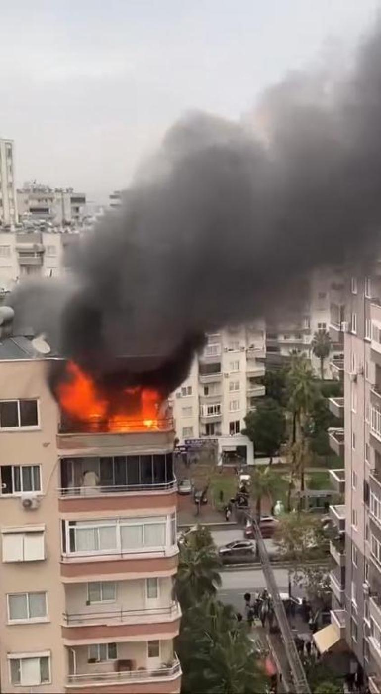 Mersin’de iki ilçede ev yangını