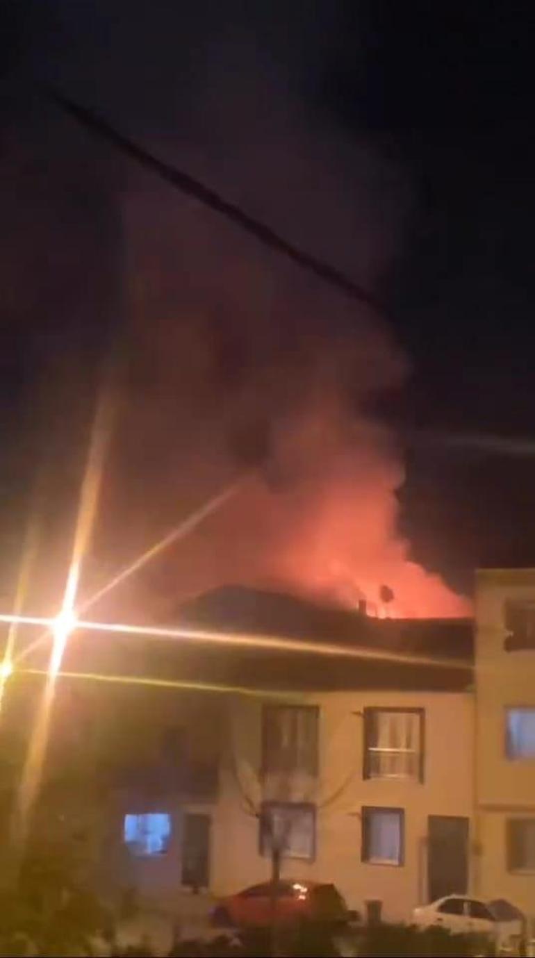 Bursada iki katlı binanın çatısı yandı