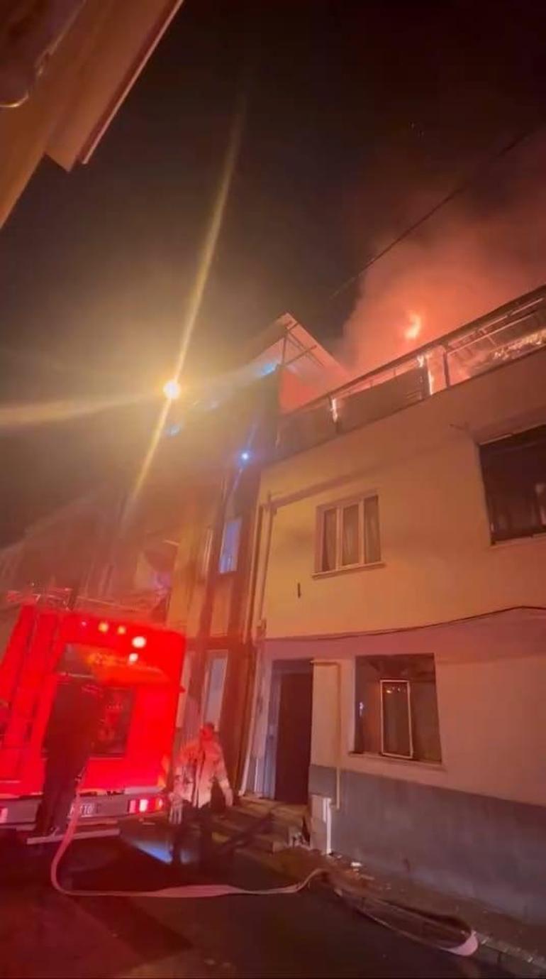 Bursada iki katlı binanın çatısı yandı