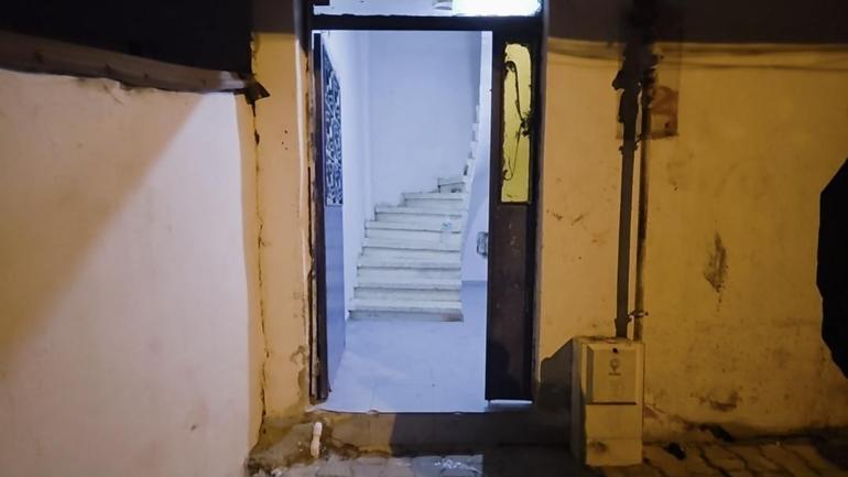 Arnavutköyde silah zoruyla girdikleri evde 4 yaşındaki çocuk ile annesini darbederek, ziynet eşyalarını gasbettiler