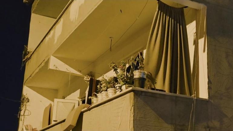 Arnavutköyde silah zoruyla girdikleri evde 4 yaşındaki çocuk ile annesini darbederek, ziynet eşyalarını gasbettiler