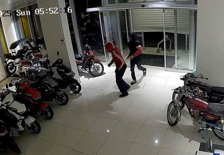 Kepengini zorlayarak girdikleri galeriden 1 dakikada 4 motosiklet çaldılar
