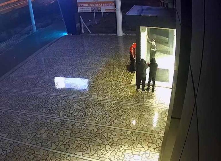 Kepengini zorlayarak girdikleri galeriden 1 dakikada 4 motosiklet çaldılar