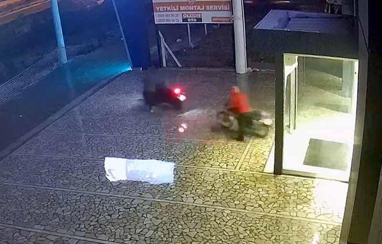 Kepengini zorlayarak girdikleri galeriden 1 dakikada 4 motosiklet çaldılar