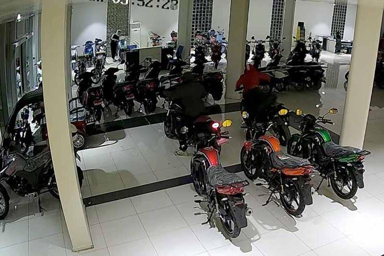 Kepengini zorlayarak girdikleri galeriden 1 dakikada 4 motosiklet çaldılar