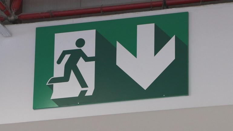 Hong Kongdaki yangın sonrası uzmandan uyarı: 50,5 metrenin üzerindeki binalarda 2 kaçış kovanı olmalı