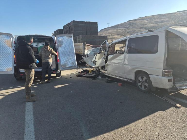 Hafif ticari araç, TIRa arkadan çarptı: 3 ölü