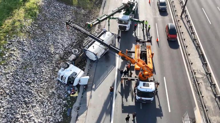 Esenyurt TEM Otoyolunda tanker devrildi; trafik yoğunluğu oluştu