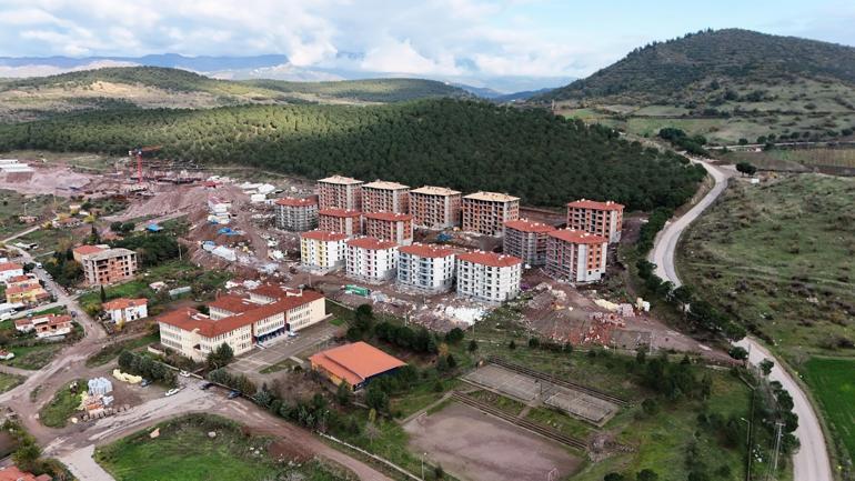 Sındırgıda yapımı süren TOKİ ve deprem konutları dronla görüntülendi