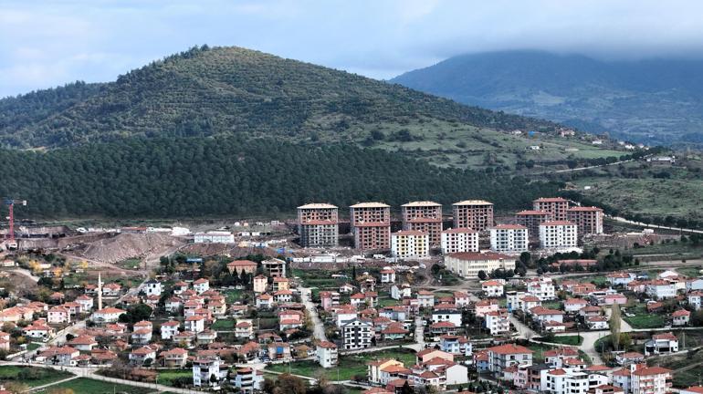 Sındırgıda yapımı süren TOKİ ve deprem konutları dronla görüntülendi