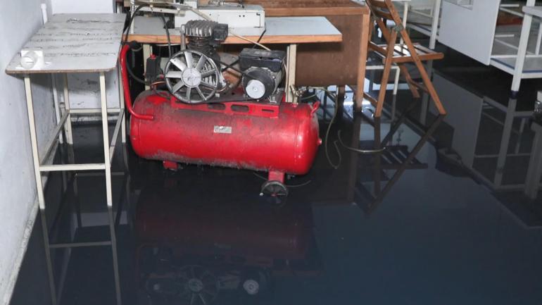 Sultangazide iş yeri ve evleri atık su bastı