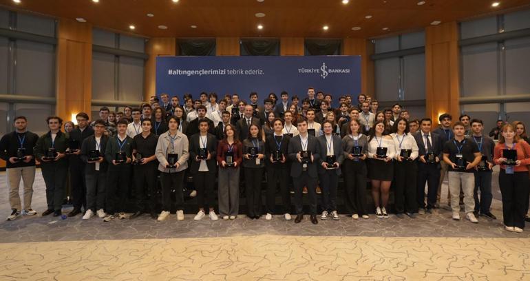 Üniversite sınavında üstün başarı gösteren ‘Altın Gençler’ ödüllendirildi