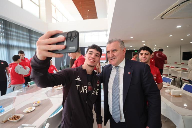 Bakan Bak: Milli Sporcu Bursu ile sporcuların ‘Okul mu–eğitim mi’ ikilemi ortadan kalktı