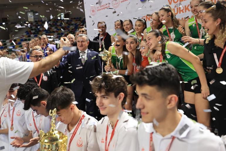 Bakan Bak: Milli Sporcu Bursu ile sporcuların ‘Okul mu–eğitim mi’ ikilemi ortadan kalktı