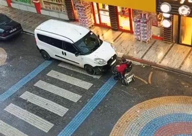 Engelli, yaya geçidine park edilen araç yüzünden kaldırıma çıkamadı; sürücüye ceza yazıldı