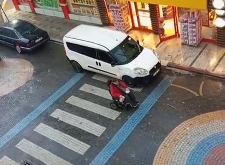 Engelli, yaya geçidine park edilen araç yüzünden kaldırıma çıkamadı; sürücüye ceza yazıldı