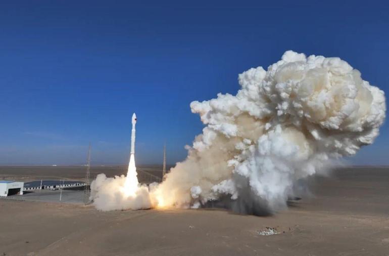 Çin, Lijian-1 roketiyle dokuz uyduyu uzaya gönderdi