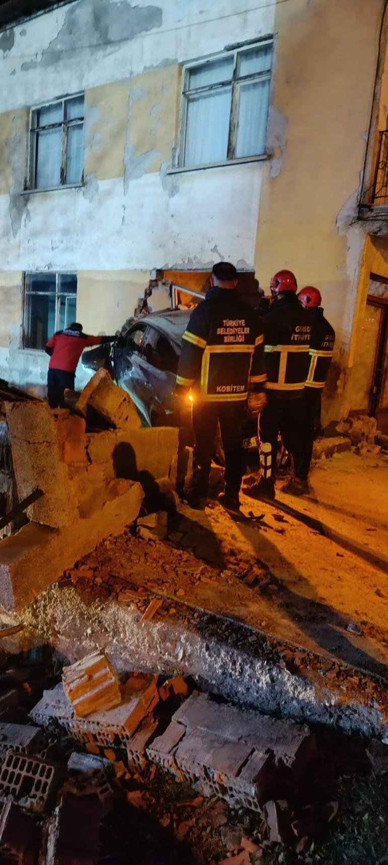 Kontrolden çıkan cip eve girdi: 1 yaralı