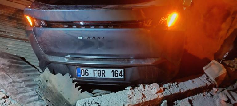 Kontrolden çıkan cip eve girdi: 1 yaralı