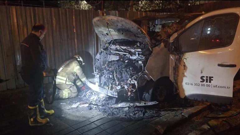 Üsküdarda park halindeki hafif ticari araç alev alev yandı