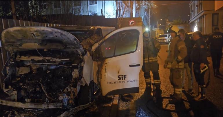 Üsküdarda park halindeki hafif ticari araç alev alev yandı