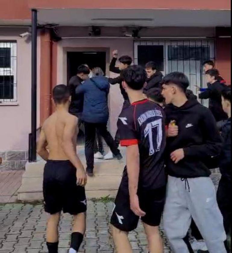 Liseler arası futbol turnuvasında öğretmen darbedildi; 2 öğrenciye gözaltı