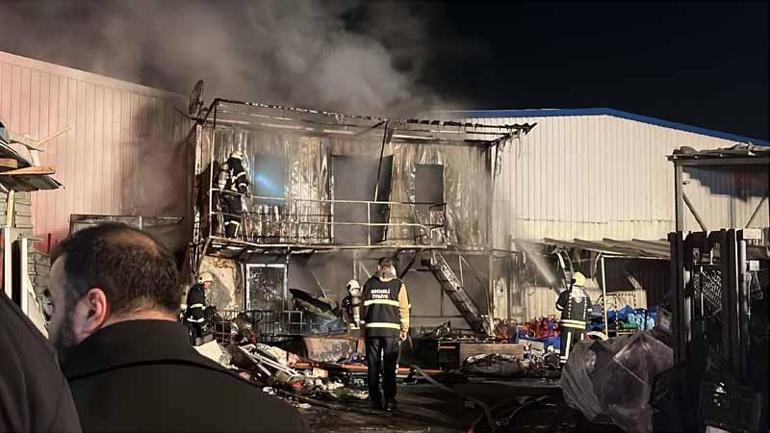 Geri dönüşüm deposunda yangın