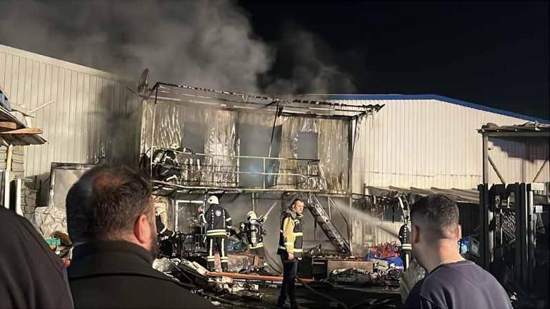 Geri dönüşüm deposunda yangın