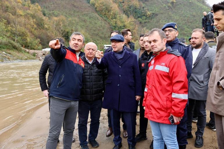 Mezar yeri bakmaya giderken otomobilleri dereye uçtu; dayı ve yeğen öldü