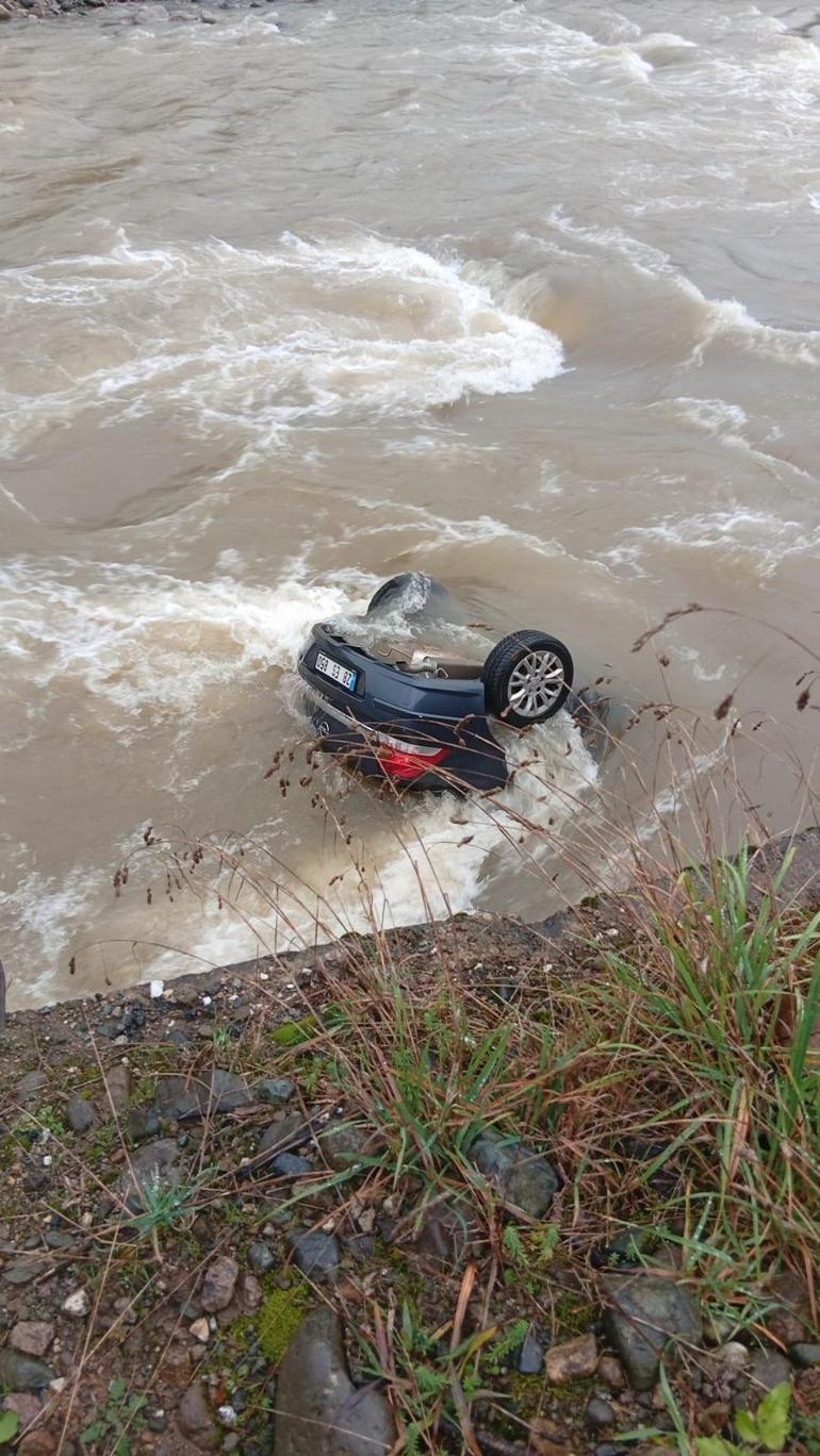 Mezar yeri bakmaya giderken otomobilleri dereye uçtu; dayı ve yeğen öldü