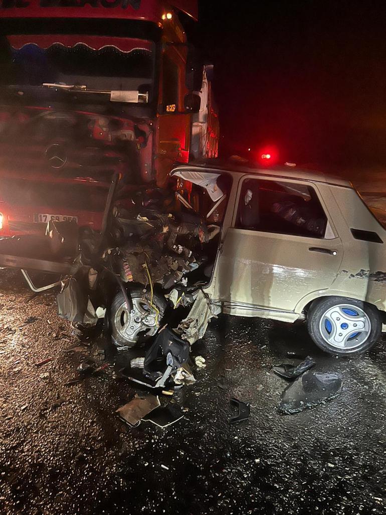 TIR ile otomobil kafa kafaya çarpıştı; 2 yaralı