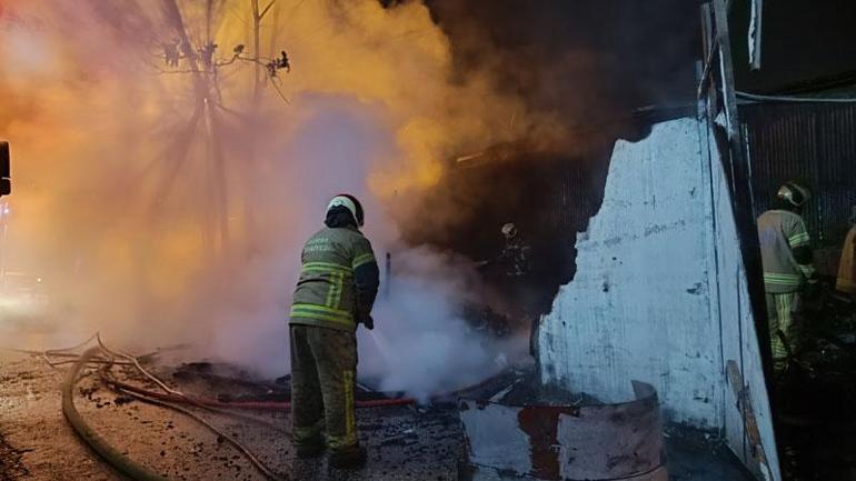 Bursada barakada yangın; 1 kişi dumandan etkilendi
