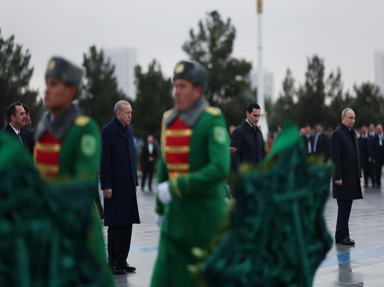 Cumhurbaşkanı Erdoğan, Türkmenistanda Tarafsızlık Anıtına çelenk koyma törenine katıldı