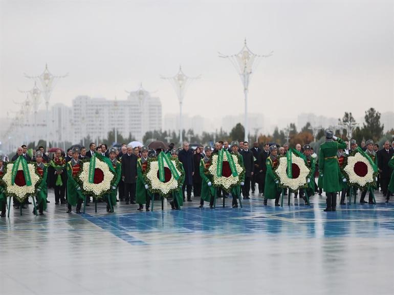 Cumhurbaşkanı Erdoğan, Türkmenistanda Tarafsızlık Anıtına çelenk koyma törenine katıldı