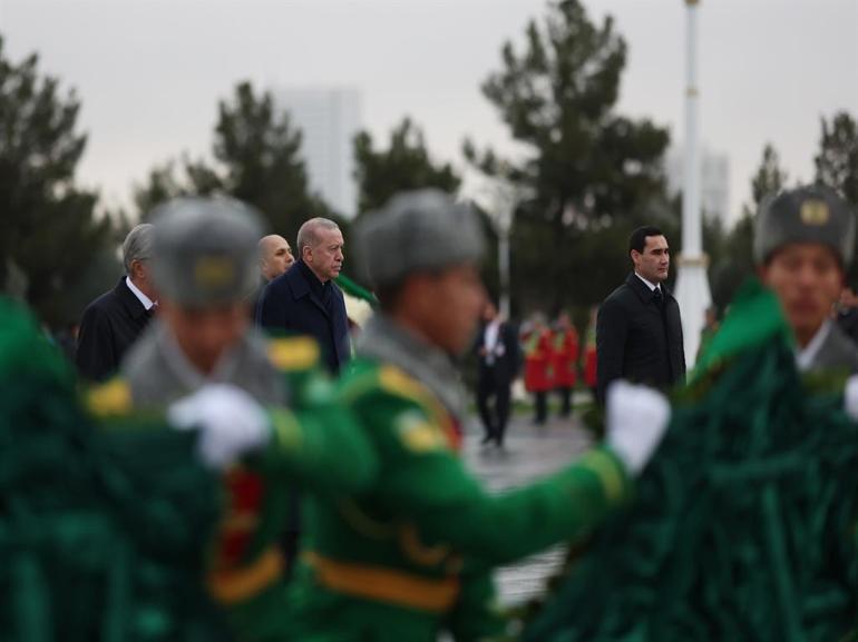 Cumhurbaşkanı Erdoğan, Türkmenistanda Tarafsızlık Anıtına çelenk koyma törenine katıldı