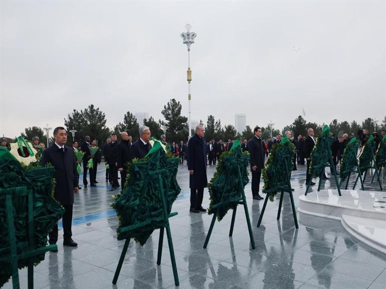 Cumhurbaşkanı Erdoğan, Türkmenistanda Tarafsızlık Anıtına çelenk koyma törenine katıldı