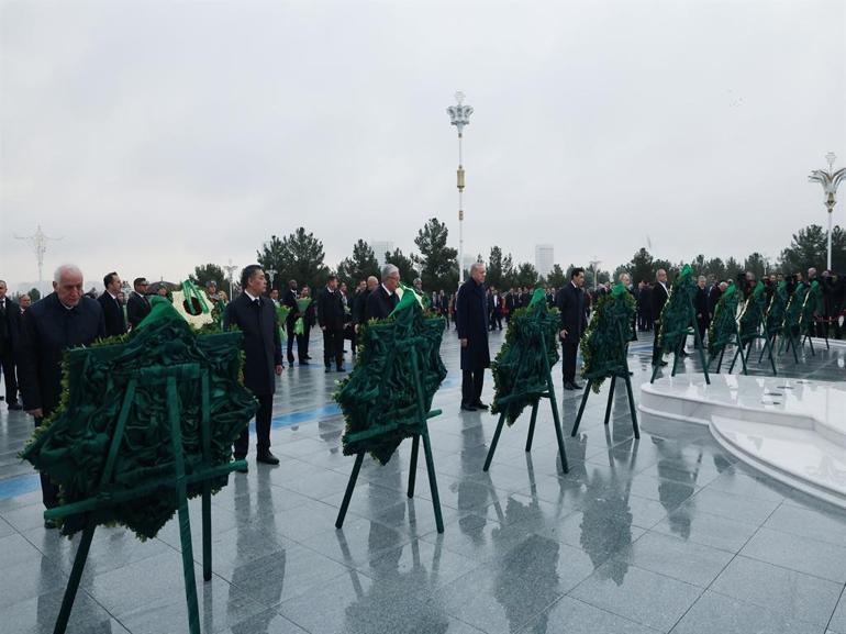 Cumhurbaşkanı Erdoğan, Türkmenistanda Tarafsızlık Anıtına çelenk koyma törenine katıldı