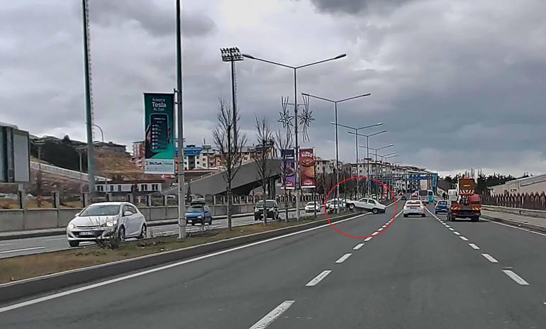 Ters dönen otomobildeki 2 kişi yaralandı; kaza kamerada