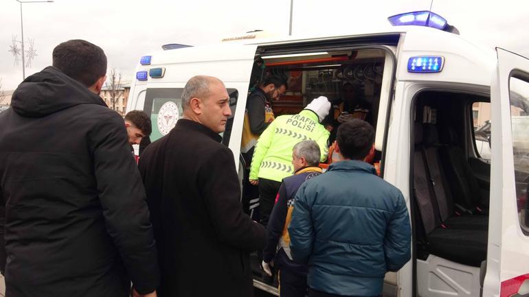 Ters dönen otomobildeki 2 kişi yaralandı; kaza kamerada