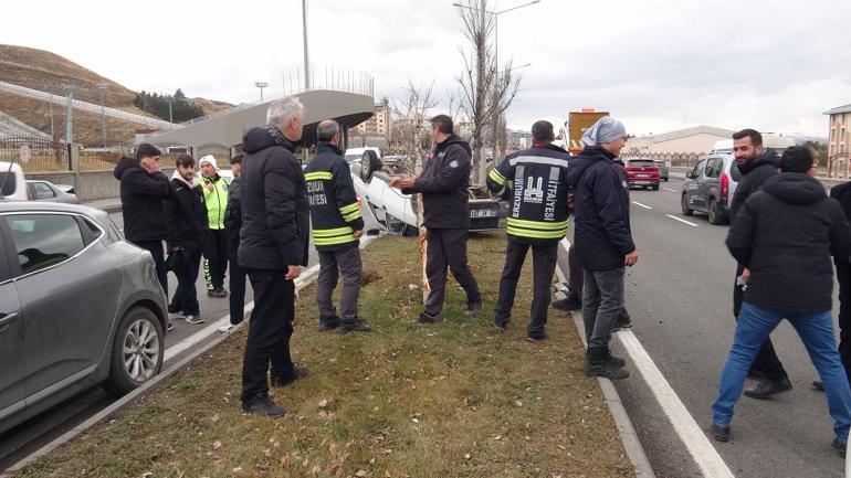 Ters dönen otomobildeki 2 kişi yaralandı; kaza kamerada
