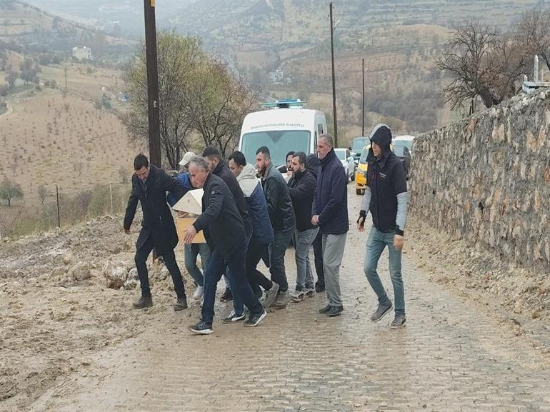 Mardinde 3 aracın karıştığı kazada ölen 4 kişi toprağa verildi