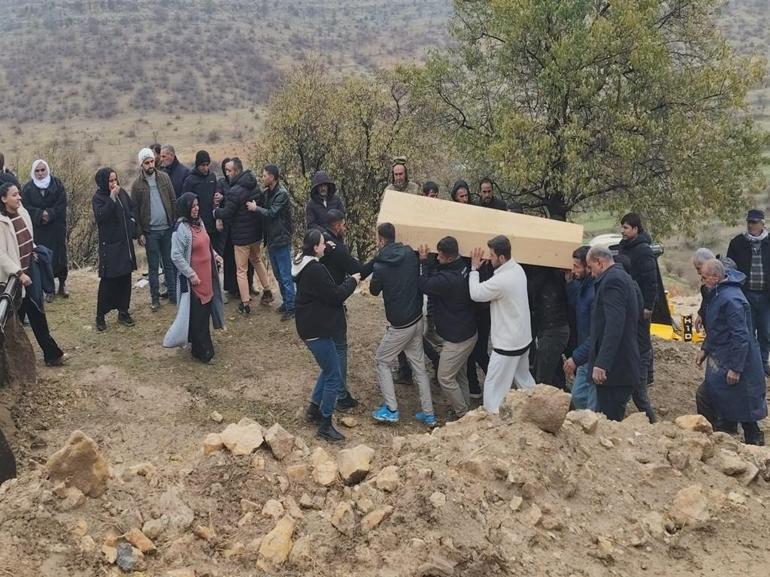 Mardinde 3 aracın karıştığı kazada ölen 4 kişi toprağa verildi